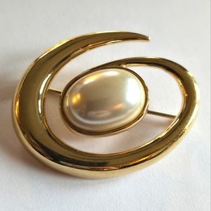 Vintage Monet brooch white faux pearl cabochon Gold tone spiral circle